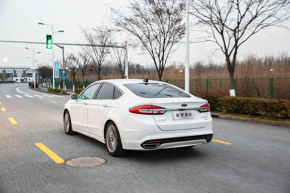 今年3月，福特在国家智能网联汽车（上海）试点示范区开展基于C-V2X的驾驶辅助技术的测试工作；图示为测试车辆.jpg